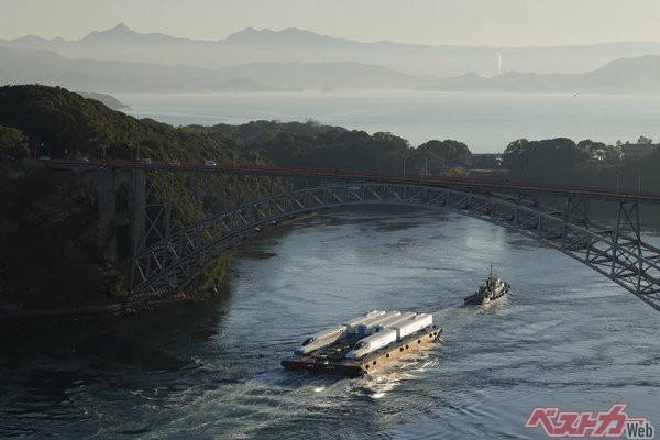 日本三大急潮の一つである針尾瀬戸を行く「N700S」かもめ。長崎の朝日に歓迎された
