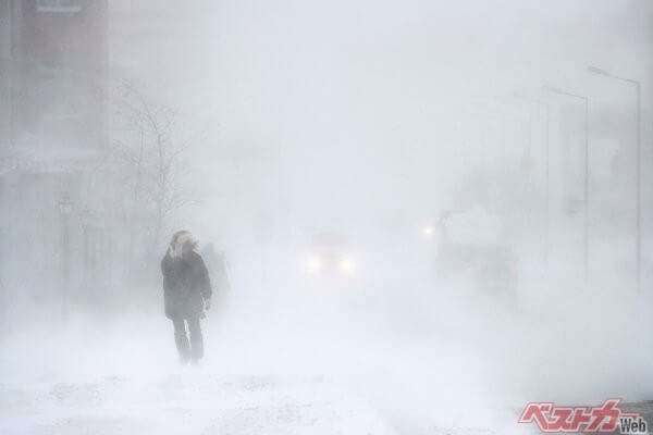 積もった雪が強風で巻き上げられて視界を遮られるのが地吹雪。ヘッドライトやフォグランプ、ハザードランプは全て点灯し、自車の存在を周囲に知らせよう（Andrei Stepanov＠AdobeStock）