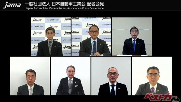 豊田会長（上段中央）をはじめ、ズラリと2輪と4輪の各社社長が揃って出席した今回の自工会記者会見