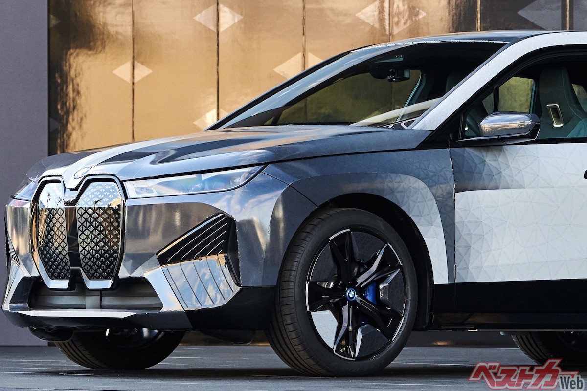 まるで愛車がボンドカーに!? BMW iX Flow発表!! ボディカラーの未来と今後の課題
