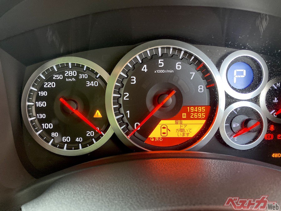 写真は同じく2008年式Premium editionのメーター回り。このメーターは問題なしだが、LEDバルブが切れてしまい、文字欠けを起こしている前期型GT-Rの中古車も多いという