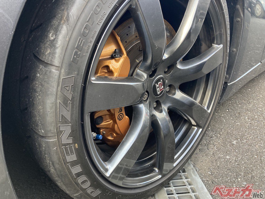 交換するとなると、専門店でも30万円以上はかかるGT-Rの推奨ランフラットタイヤ。GT NET埼玉が販売するこの2008年式Premium editionのタイヤはまだまだ大丈夫