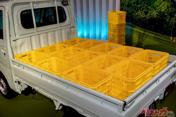 ミカン箱が1段積みで13個、めいっぱい積むと13個×4段＋2個、合計54個も積めるという。最大積載量は350kg