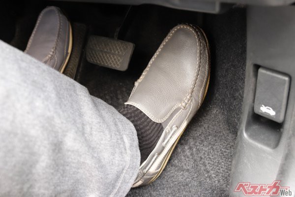 アクセルとブレーキの踏み間違い事故の原因はガニ股だった 自動車情報誌 ベストカー アクセルとブレーキの踏み間違い事故の原因はガニ股だった 自動車情報誌 ベストカー