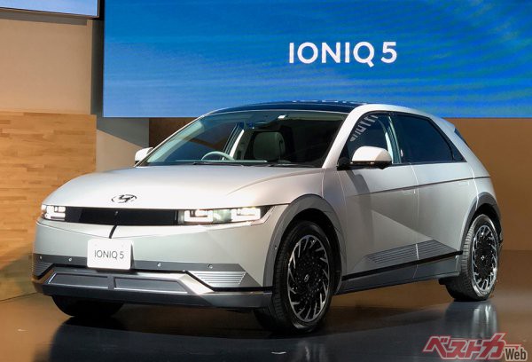 IONIQ5のバッテリー総電力量は標準車が58kWh、VoyageとLounge、Loungeの4WDが72.6kWh。標準車は170ps/350Nm、VoyageとLoungeが217ps/350Nm、Loungeの4WDが305ps/605Nm