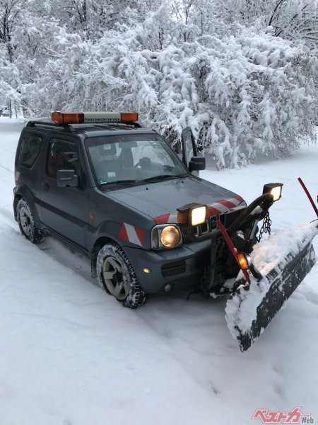 除雪用のブレードを装備するジャーマン・ジムニー。冬のミュンヘンでは見慣れた光景だ