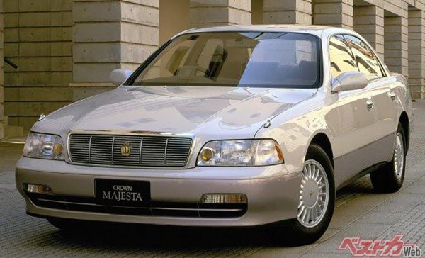 1991年に9代目クラウンと同時に登場したクラウンマジェスタ。当時トヨタの最上位車種であったレクサスとクラウンの間に位置する車種として投入された