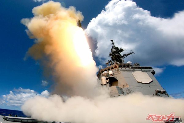 SM-2ミサイル発射訓練を行う護衛艦「あしがら」。写真／出典：海上自衛隊ホームページ