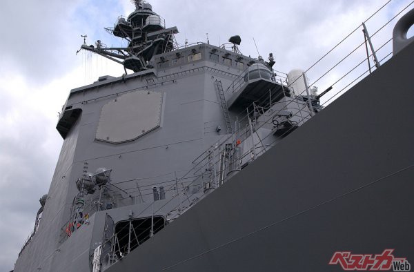 艦橋部分に装備している八角形のAN/SPY-1レーダー。写真／出典：海上自衛隊ホームページ
