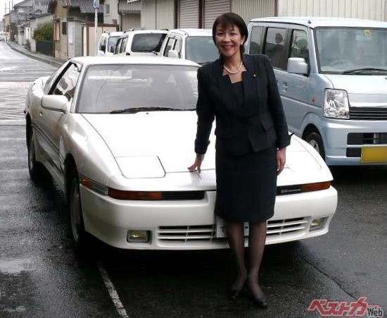 西川氏が十年くらい前に高市さんにインタビューした際に送っていただいたという写真。この時点では奈良33ナンバーがついており、自ら運転している写真も残っている
