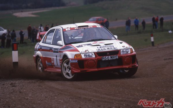 1998年のWRC最終戦RACラリーのSS1を快調に走り抜けたトミ・マキネンのランサーエボリューションV