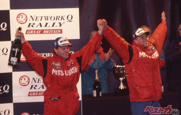 1998年のWRCドライバーチャンピオンを獲得して表彰されるマキネンとマニセンマキ