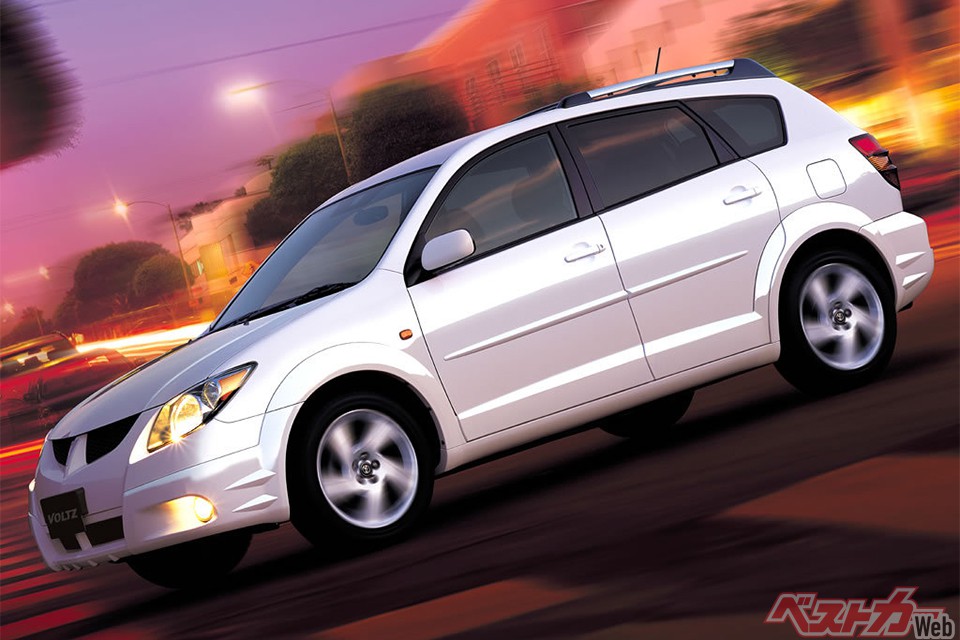 GMと共同で企画を行ったヴォルツ。米国で企画されたクルマだけあり、前席と後席居住空間および荷室の広さは十分。しかしデザインはイマイチで2004年3月に販売終了