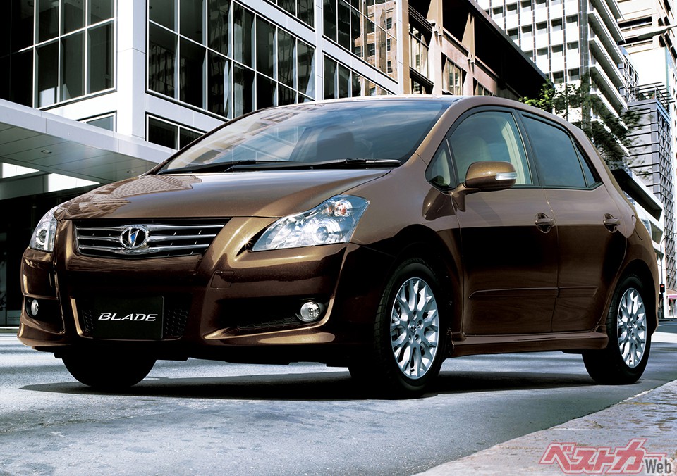 2006年12月に登場したトヨタブレイド。「大人しくない大人に、ショート・プレミアム」と“小さな高級車”で、ダブルウィッシュボーンやスエード調のインテリアだが、2012年6月に1代限りで販売終了