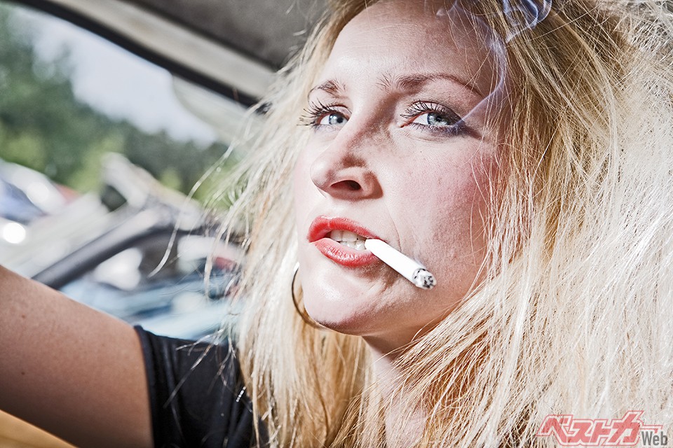 有名俳優がタバコを吸いながら車を運転するシーンを見たことあるだろう。両手が必要な時はくわえたばこをするのがポイントだ（Albelt schleich＠Adobe Stock）