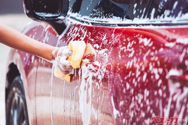 手洗いも洗車機も事前の洗浄次第で傷がつくリスクは同等にある（209964720＠AdobeStock）