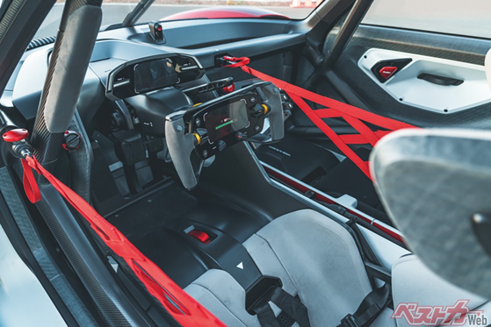 レースマシンコンセプトということで、コックピットはスパルタンさと近未来感が同居する。当然ペダルはオルガン式を採用