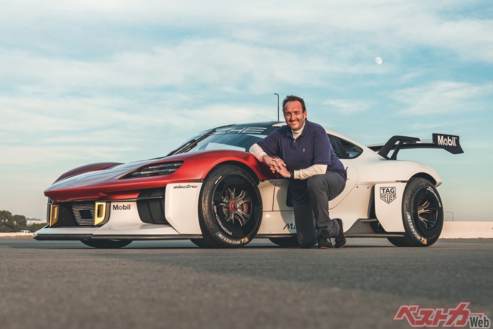 試乗を担当したキムラ・オフィスのトーマス・ガイガー氏と比べると、このミッションRがいかにコンパクトなボディであるかがわかる