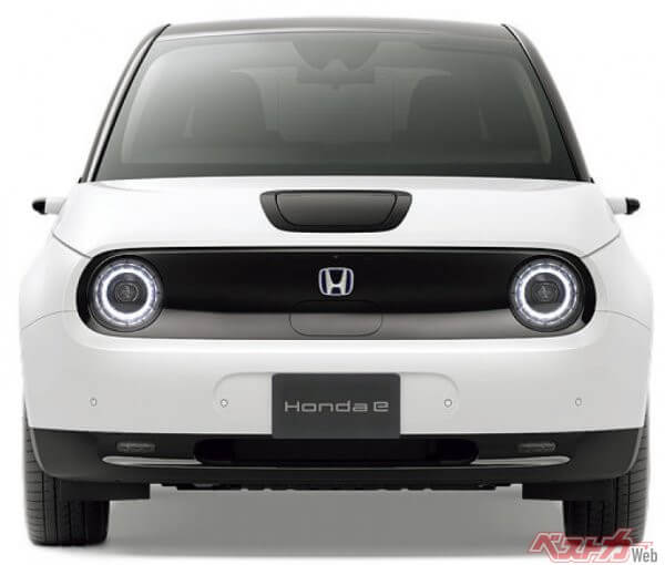 2020年にデビューした電気自動車「ホンダe」。画像モニターは、レクサスESよりも違和感なく、インパネにうまく収めている