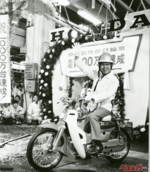 スーパーカブに乗るホンダ創業者の本田宗一郎氏。初代は自身自らが設計に携わった。写真は1971年、鈴鹿製作所二輪車生産累計1000万台達成の式典