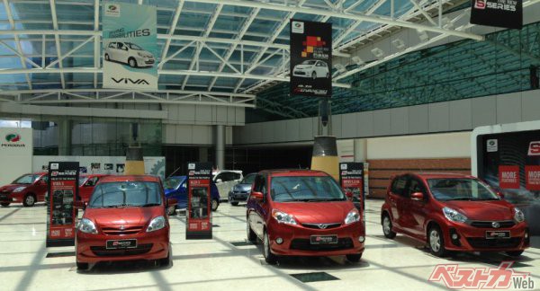 写真はマレーシア国産メーカーのプロドゥア。写真手前3台は左から、ミラ、ブーンルミナス、ブーンの姉妹車種だ。ライバルのプロトンは基本的に三菱自動車だが他社の血も混じる