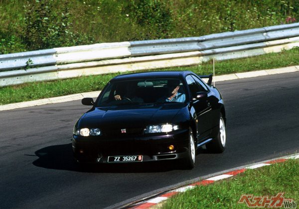 ドイツにあるニュルブルクリンクでテストを重ねられたR33型GT-R。先代型のR32GT-Rから1周21秒速かったことから「マイナス21秒のロマン」とキャッチコピーがついた