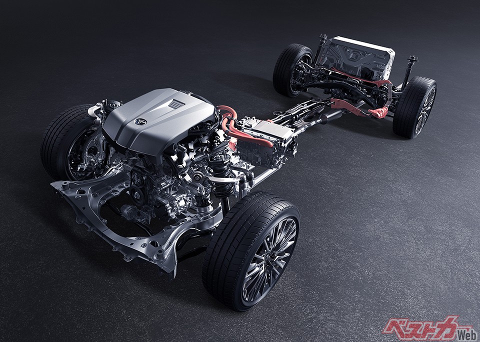 搭載されるパワートレインは3種類。2.5Lは直4ハイブリッドシステム。2Lは直4ガソリンターボエンジン+8速AT。3.5Lは V6ハイブリッドシステム+10速のトランスミッション。2.5Lハイブリッド車のみ4WDが用意され、他はFRとなる(画像は3.5Lモデル)