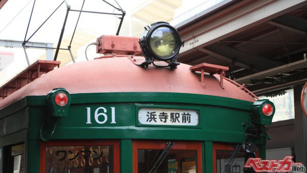 齢90余年の古豪復活 現役路面電車の走る街 併用軌道区間でクルマはどう走る 自動車情報誌 ベストカー 齢90余年の古豪復活 現役路面電車の走る街 併用軌道区間でクルマはどう走る 自動車情報誌 ベストカー