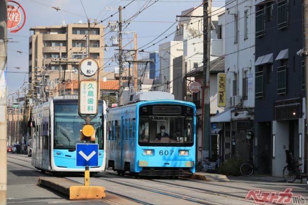 阪堺電軌にはバリアフリーに完全対応した超低床車、1001形、1101形（写真左の車両）なども導入されている。右はモ601形