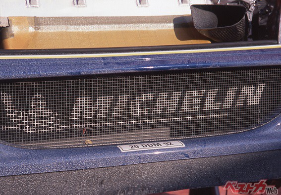 2003年のシトロエンクサラWRカーのグリルに描かれたビバンタムは、金網なのでかなり不鮮明
