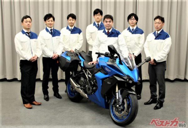 GSX-S1000GTの開発メンバー。バイクの左側はチーフエンジニアの安井信博氏。他にもデザイン、エンジン、車体、電装、品質担当者や開発ライダーの話を聞いた