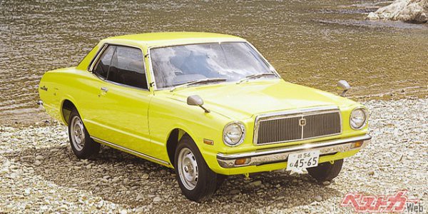 1977年に登場した初代「チェイサー」。マークIIに対して、若者向けを狙った車種コンセプトだった為か、写真の様な鮮やかな外装色が設定されたり、2ドアハードトップも用意された