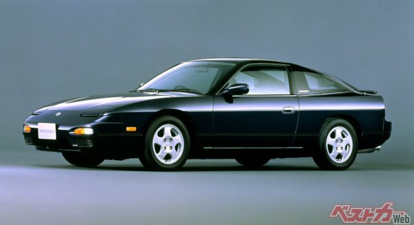 そのS13をベースに主に北米向け販売を目的として開発された180SX。S13生産終了後も継続生産された稀有なモデル。最終的には他社への生産委託が可能とした延命策が功奏した例だ<br>