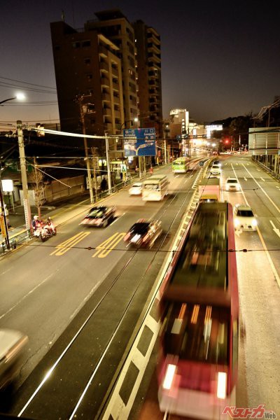 東京の「都電」にも短区間ながら併用軌道の区間が残されている。レールの上を走る路面電車と自動車の共存には、独特のルールが定められている