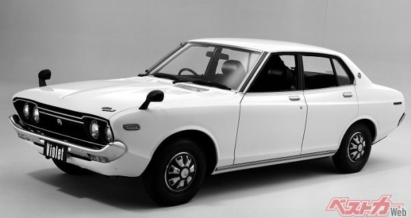 日産「バイオレット」。大衆車サニーと上級移行したブルーバードの中間車種として登場。初代はブルーバード系の車両を示す、710系の型式を名乗る