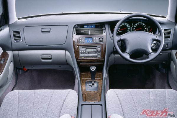 ディプトロディスタンスコントロールはステアリン内のスイッチと運転席側に設置されたスイッチで操作する仕組みだ