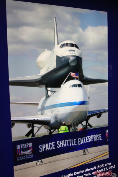 ニューヨークのイントレピッド海上航空宇宙博物館で撮影したスペースシャトル輸送のボーイング747の展示物。このような手法で飛行できるのは信じられない