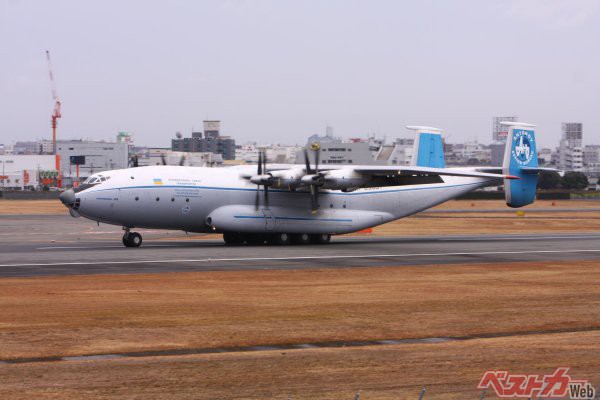 \2008年1月に大阪伊丹空港に飛来したアントノフAn-22アンテーイ。(巨人族の英雄の意味)同機は現存する世界最大のプロペラ機である