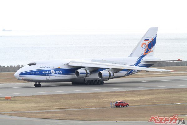 ロシア、ヴォルガ・ドニエプル社のAn-124。押収されたのは違う機体番号のものだ。2014年3月に神戸空港で撮影
