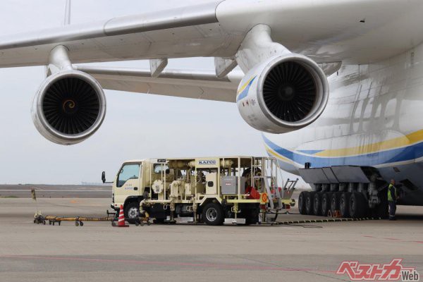 超巨大なムリーヤのエンジンは大型輸送機専用でソ連時代に開発されたD-18Tというもの。主降着装置は片側7脚もあり、まるでイモムシのよう(画像:中部国際空港株式会社Twitterより)