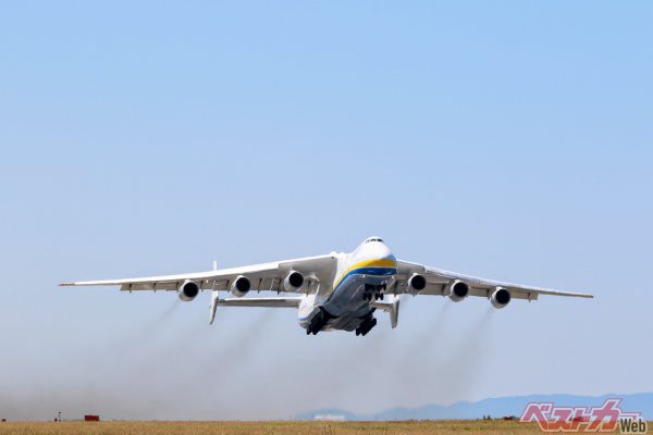 アントノフAn-225ムリーヤの迫力の離陸シーン。再びこの雄姿を見ることはできるのだろうか？　ウクライナの平和、そしてAn-225の復活を願って止まない(画像:中部国際空港株式会社Twitterより)