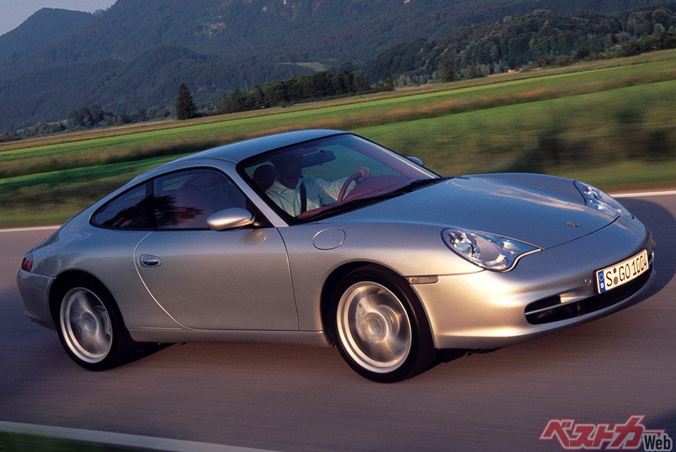 996型ポルシェ911は従来の空冷式から水冷式に変更。当時は「エンジンがつまらない」などと不評で中古車は911と思えないほどに安くなった。しかし今では再評価を受け徐々に相場が上昇している（写真は2002年にマイナーチェンジした996後期型）