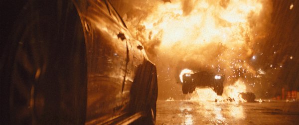 炎の中のカーチェイスも実際に撮影されている。CG技術が進んだ最近ではリアル撮影への回帰傾向が見え始めているのだろうか