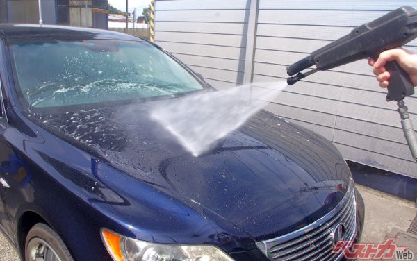 どのケアに関しても、まずは洗車をして車体についた汚れやホコリを落としておくというのが前提となる