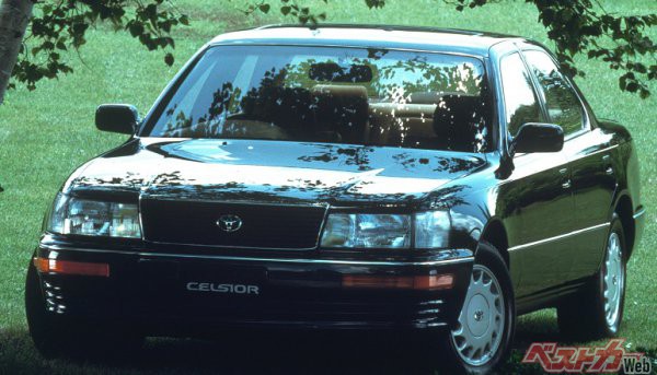 1989年に登場した初代セルシオ。北米市場向けはレクサス LSの名で展開された
