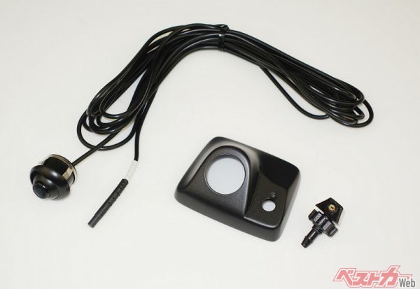スズキエブリワゴン対応のRCK-95E3（2万7280円：税込／つや消し黒塗装）のキット内容。リアカメラとカメラカバー、そしてリアウォッシャー用のノズルが同梱されている