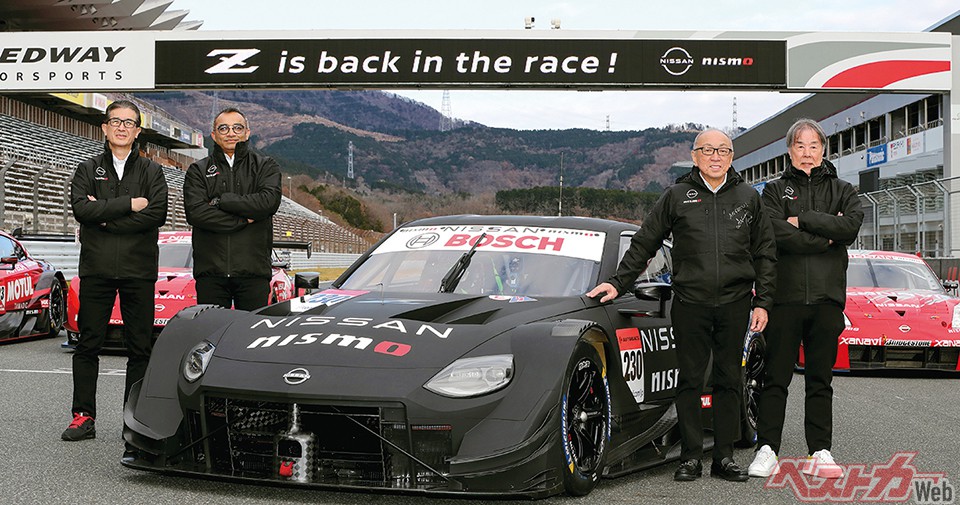 2022年シーズンのスーパーGT、GT500を戦う新型フェアレディZの傍らに立つ柳田春人氏と星野一義氏