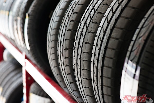 スタッドレスタイヤを保管する際、タイヤの負担が少ない立てて保管するタイプのタイヤラックを用意できると良い（Aessandro Mattiacci – stock.adobe.com）※画像はイメージです