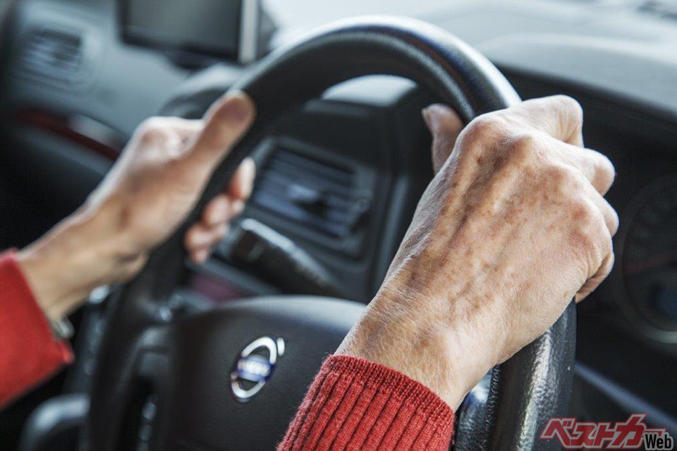 運転免許の返納義務化に賛成派が多数も……考えたい日本の免許返納の適正年齢の問題