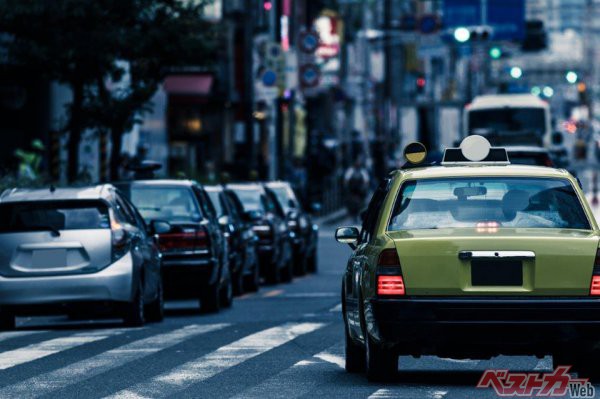 日本は交通環境がよくないうえに交通ルールの遵守精神が希薄。これが高齢ドライバーの事故率を上げている（beeboys＠AdobeStock）